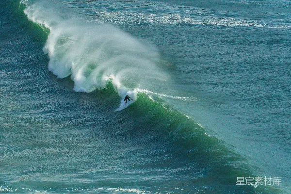 一个骑手在冲浪板上 surfing atop a wave