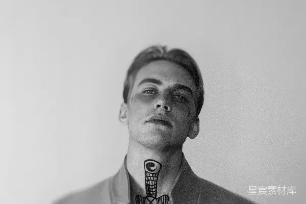 手持麦克风的男人