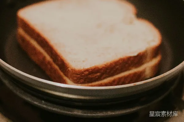 高清摄影 炉子上的平底锅中一个三明治的特写