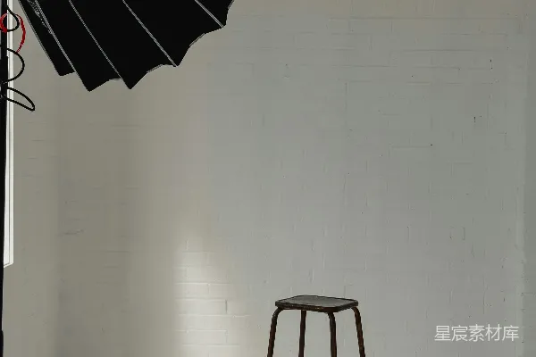 高清摄影 一个凳子和一把伞