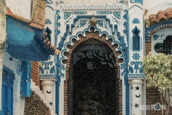 Moroccan小巷中的精致蓝色和白色门厅