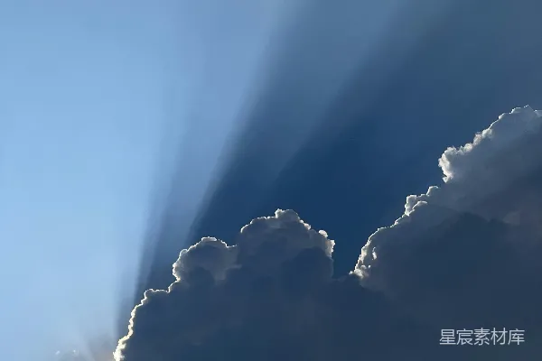 天空中的云层间正透着阳光