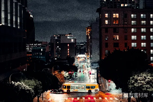 夜晚城市街道上的交通灯