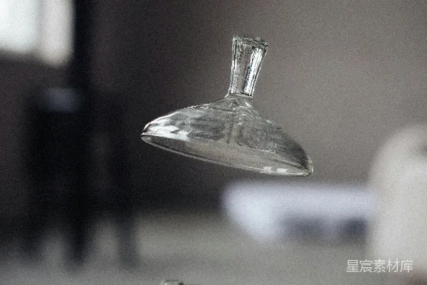 高清摄影 一支放在玻璃碗里的蜡烛