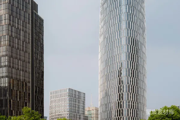 现代 skyscrapers 靠近一个湖泊。