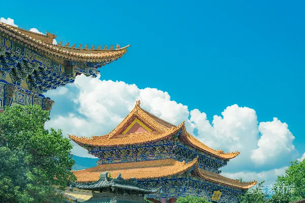 传统中国寺庙屋顶在蓝天背景下