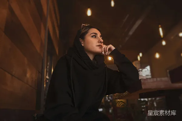 暗室中一位妇女坐在长凳上。