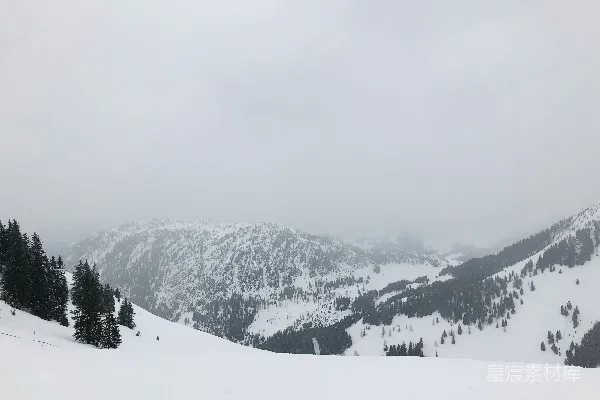 高清摄影 白天覆盖着雪的山