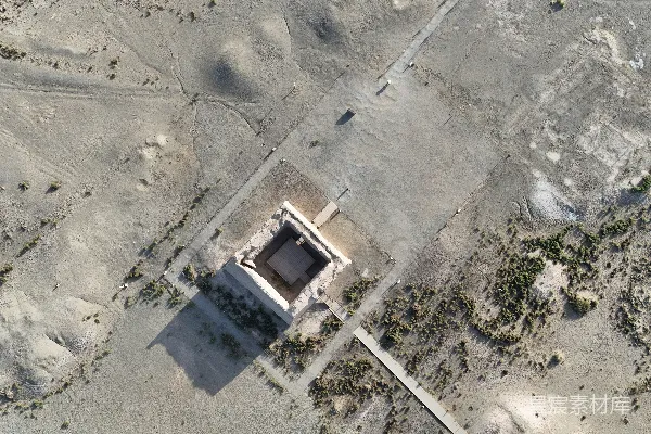 沙漠中一座建筑的空中视角