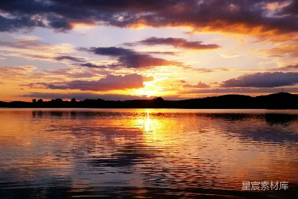 夕阳映照在平静的湖面上