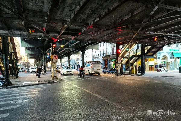 一条空荡的街道，几辆车停在一边。