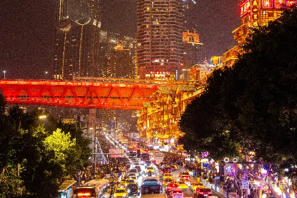 繁忙的城市街道夜晚，有车辆和建筑物。