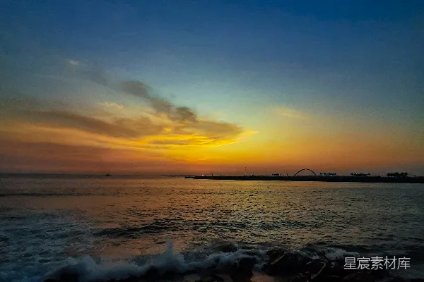 海滩上的太阳正在落水。