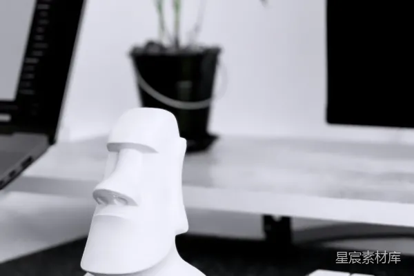 桌面上的一个白色物体