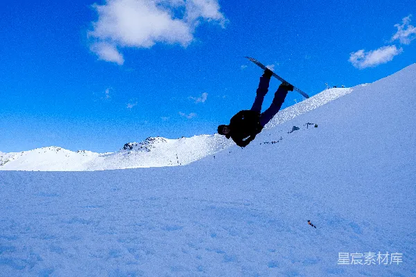 高清摄影 一个男人在空中滑雪板上滑行。