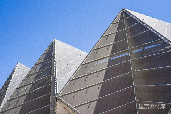 三角形建筑矗立在蓝天之下。