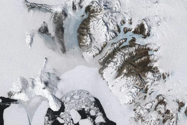 高清摄影 雪覆盖的山脉和湖泊的空中俯瞰图