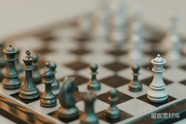 高清摄影 棋子被排列在棋盘上。