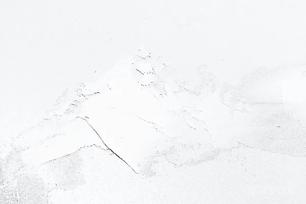 高清摄影 一张黑白照片，展示了一座覆盖着积雪的山。