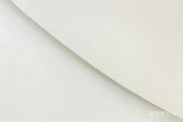 高清摄影 一个男人正在一个覆盖着雪的斜坡上滑行滑雪板。
