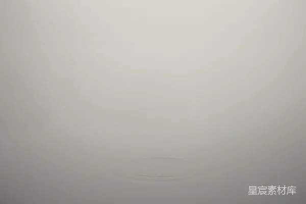 高清摄影 一台白色的冰箱放在厨房里。