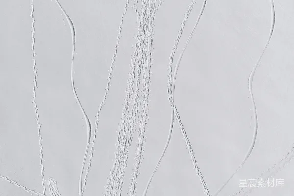 高清摄影 一个人在覆盖着雪的斜坡上滑雪