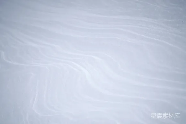高清摄影 一名滑雪板运动员正在雪坡上滑行