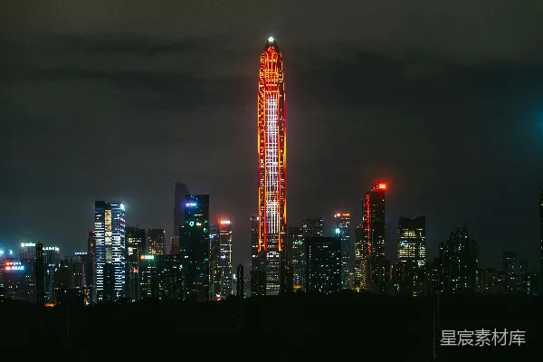 一座灯火辉煌的高大建筑物