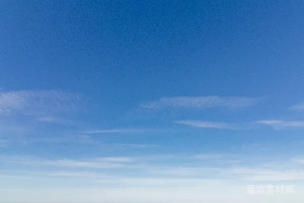 一片广阔水域静静地躺在蓝色的天空下
