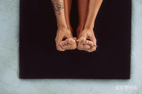 一个女人的双腿上覆盖着纹身在垫子上