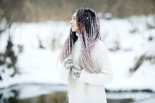 高清摄影 穿白色长袖连衣裙的女子站在覆盖着积雪的地面上，白天时分。