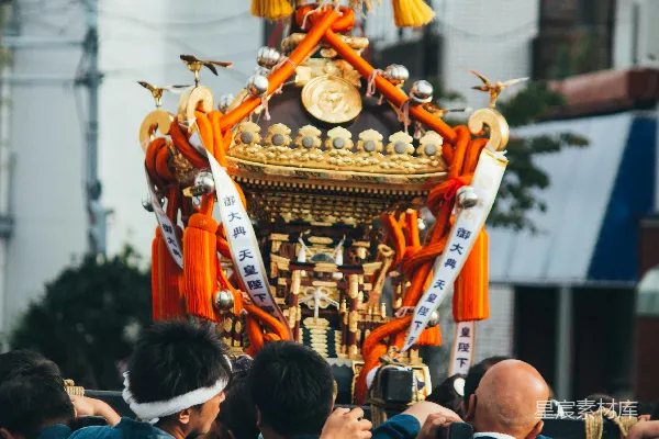 红黄两色衣服的人在白天街道上行走