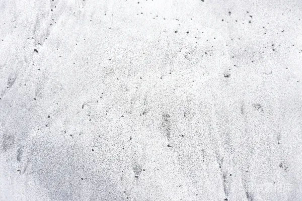 高清摄影 积雪覆盖的地面，上面有脚印。
