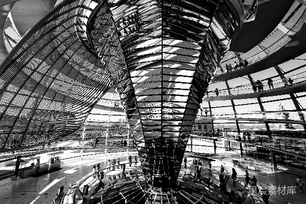 建筑内人的灰度摄影