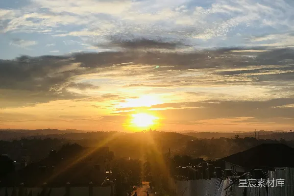 夕阳下人们行走于小径的轮廓