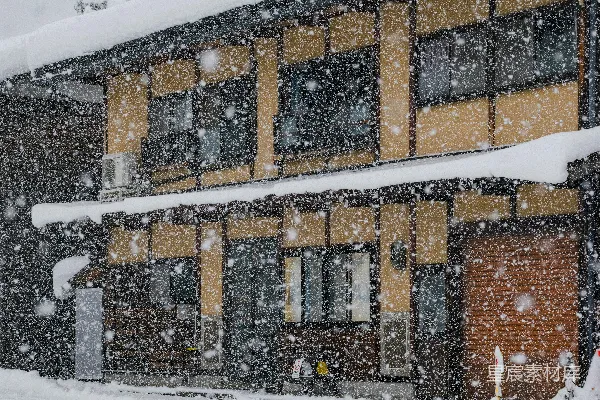 高清摄影 一座建筑物被积雪覆盖，它位于路边。