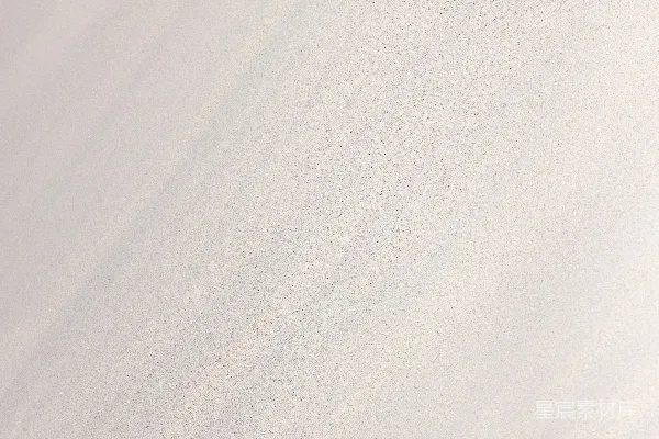 高清摄影 一个男人正在雪坡的一侧滑下滑板。