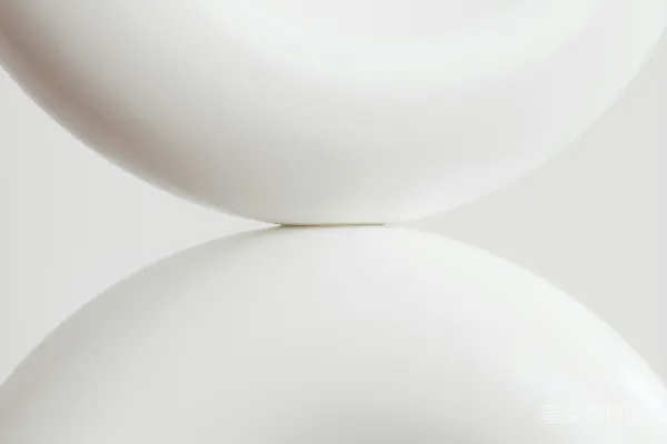 高清摄影 在镜子中反射着一个白色的、环状的物体。