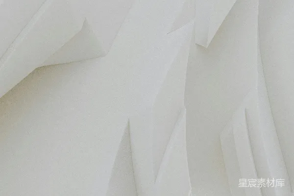 高清摄影 一堵白色的墙的特写，墙上有一个时钟。