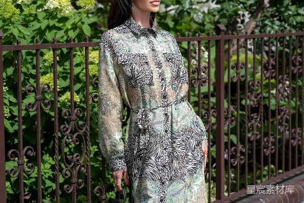 阳台上的女子