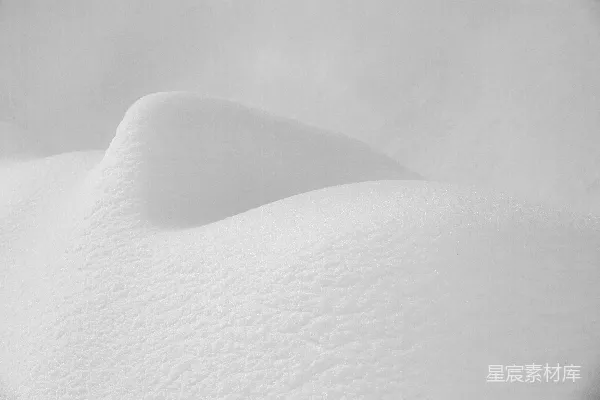 高清摄影 抽象的白色雪堆，带有柔和的阴影。