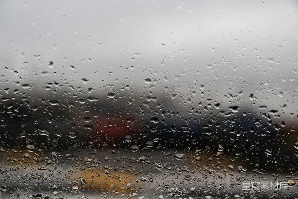 窗外蒙着一层雨幕，一辆红色轿车在背景中。