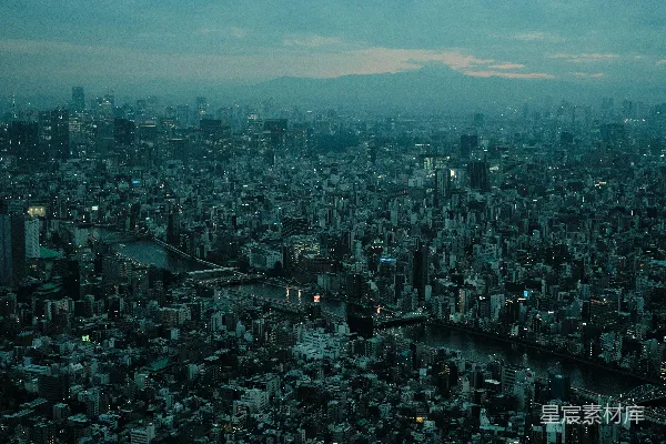 从高楼顶部看的城市景色