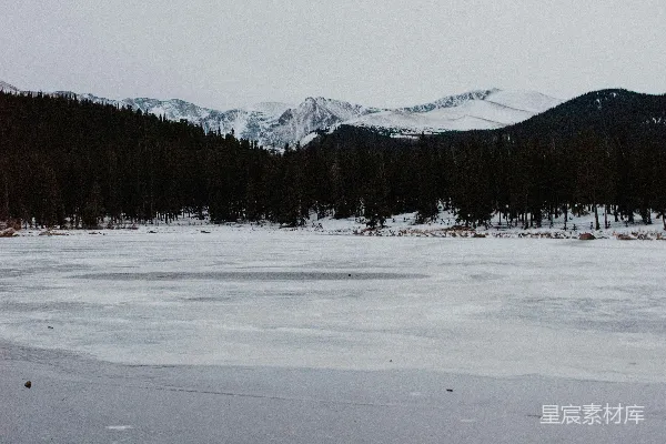 雪覆盖的山景照片
