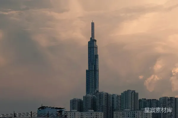 高楼在日落时分主宰城市 skyline。