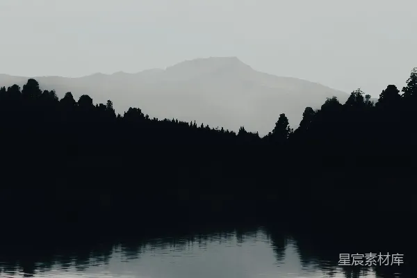 高清摄影 水体的灰度摄影，看到山景