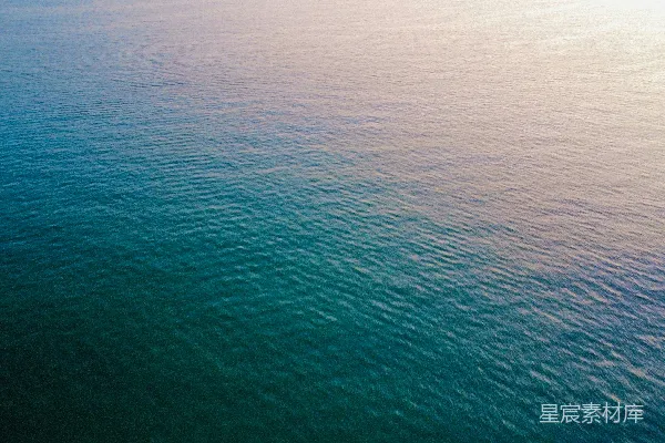 海洋水色从蓝变浅。