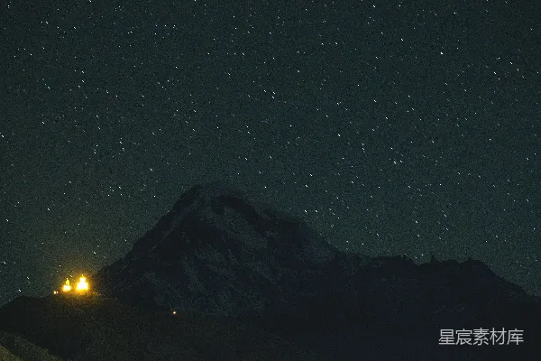 夜空满是星辰，山峦之上。