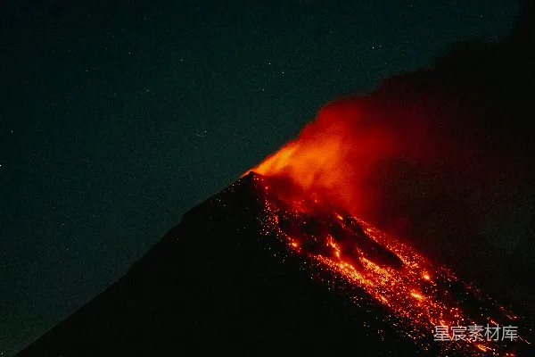 夜晚火山爆发，伴有炽热的熔岩和烟雾。