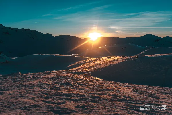 夕阳下的山影